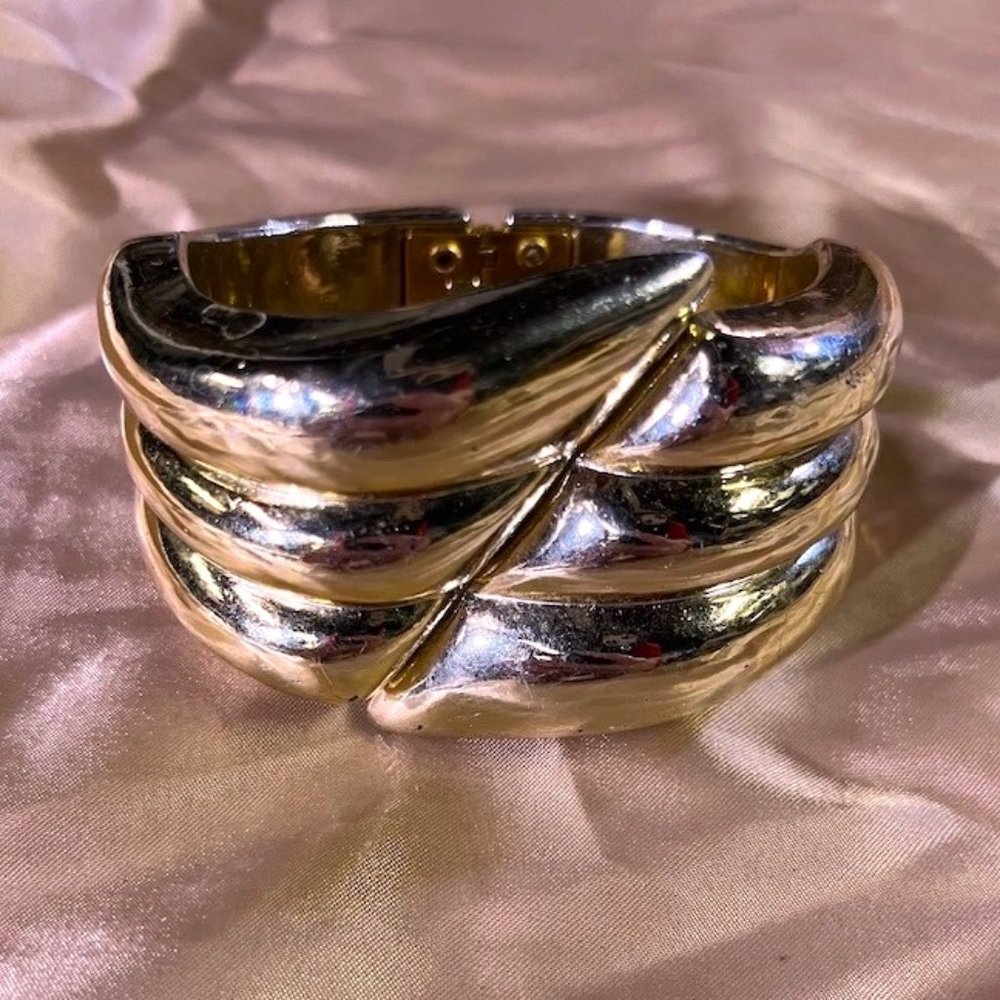 GOLD PLASTIC CUFF CLIP BRACELET